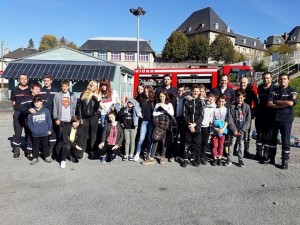 Les adolescents de l’espace jeunes avec l’équipe des sapeurs-pompiers volontaires du centre de secours d’Egletons.